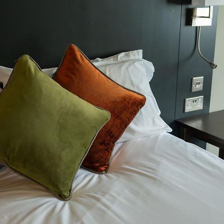 Cat & Lion Country Pub And Hotel Warrington  Bagian luar foto