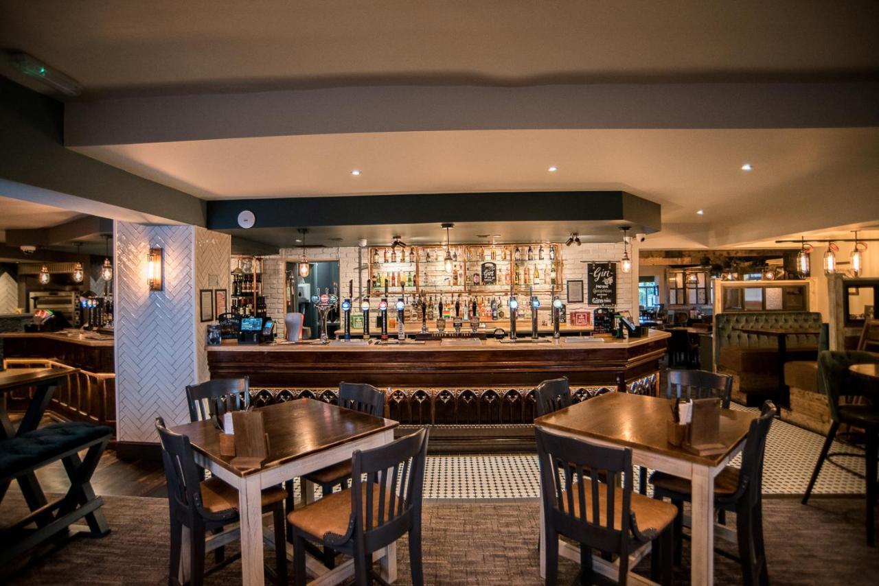 Cat & Lion Country Pub And Hotel Warrington  Bagian luar foto