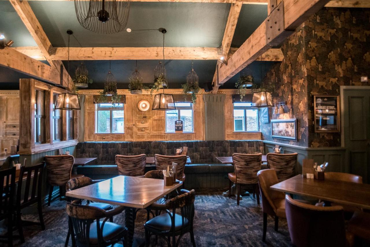 Cat & Lion Country Pub And Hotel Warrington  Bagian luar foto