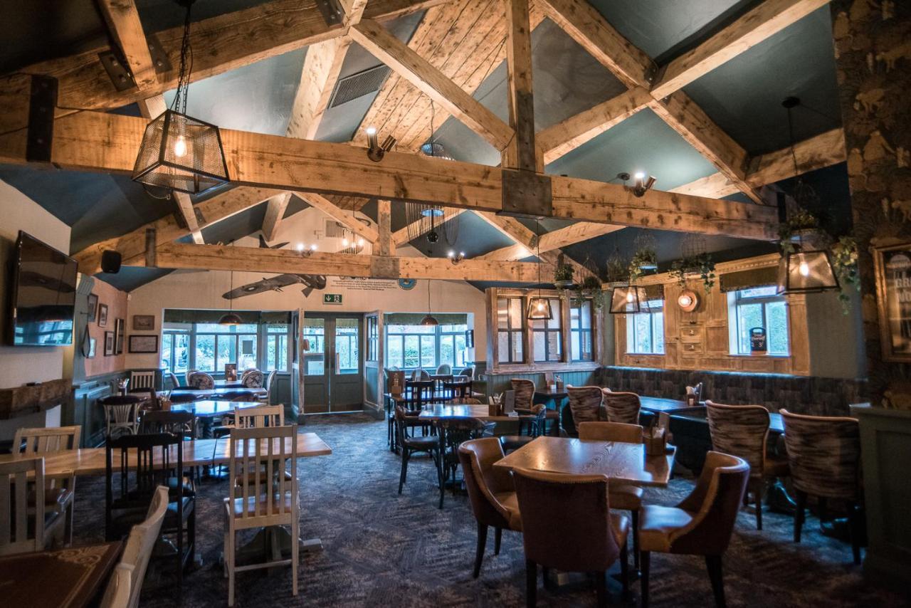 Cat & Lion Country Pub And Hotel Warrington  Bagian luar foto